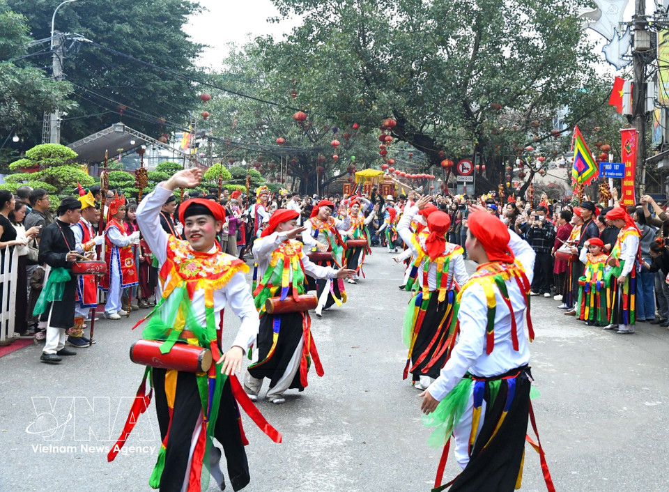 Según los cuentos antiguos, cuando Phung Hung reunió a los soldados para enfrentar a los enemigos chinos, les ordenó vestir como mujeres, llevar tambores colgados delante del pecho y ejecutar la danza “bong”.
