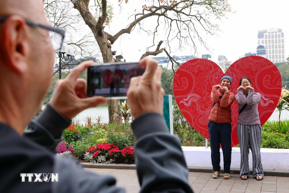 2. La ciudad milenaria de Hanoi constituye un destino atractivo para los turistas, gracias a la combinación interesante entre la historia, la cultura y la modernidad. (Foto: VNA)