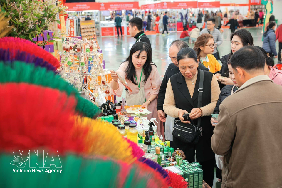 Los clientes compran los productos típicos de Hue en la feria (Foto: VNA)
