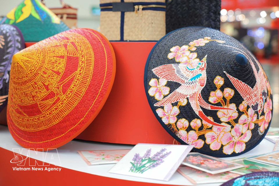 Los sombreros de junco con detalles pintados a mano que evocan los rasgos culturales distintivos de los pueblos étnicos de Vietnam. (Foto: VNA)