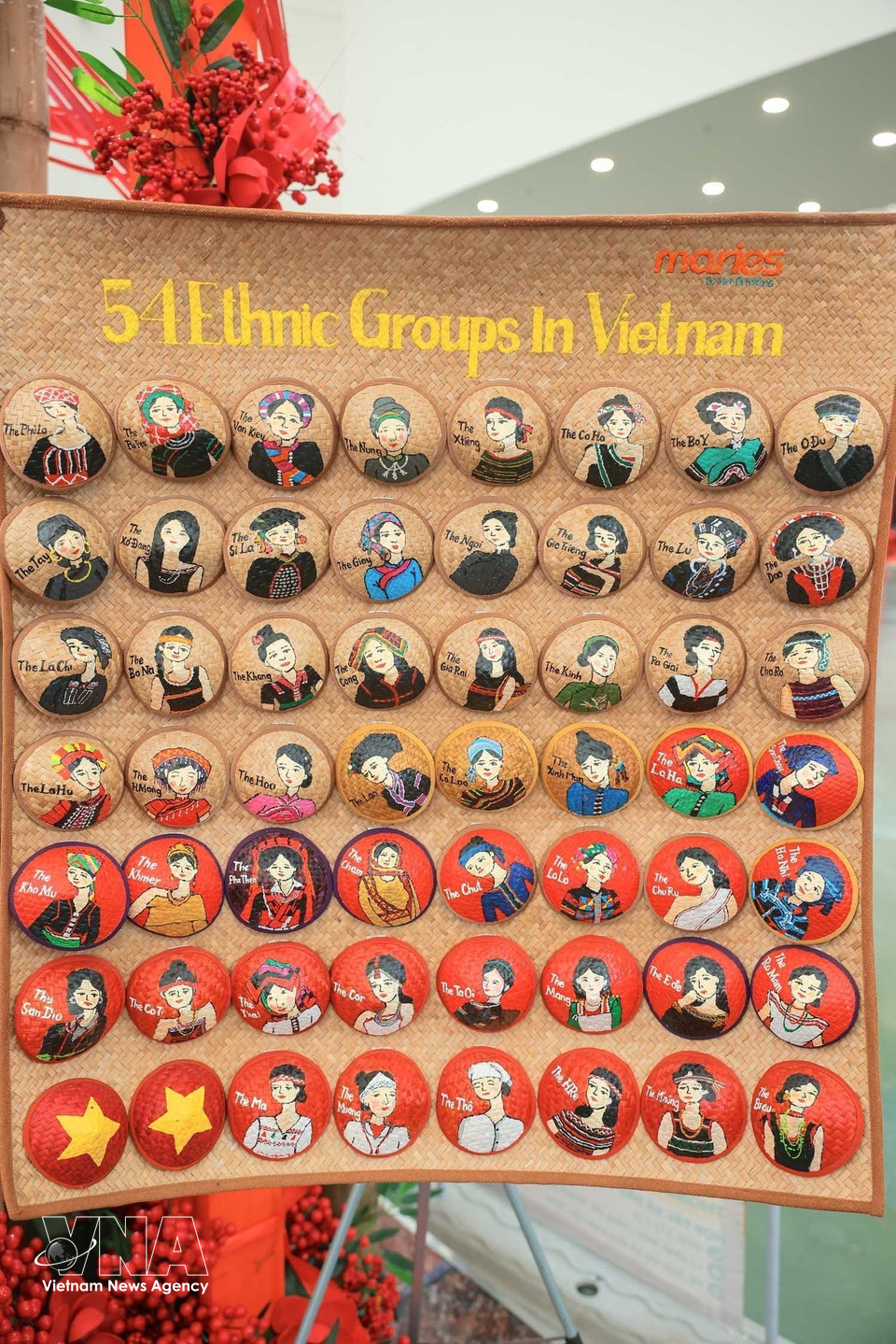 Los sombreros de junco pintados a mano, con la imagen vívida de las 54 etnias de Vietnam. (Foto: VNA)