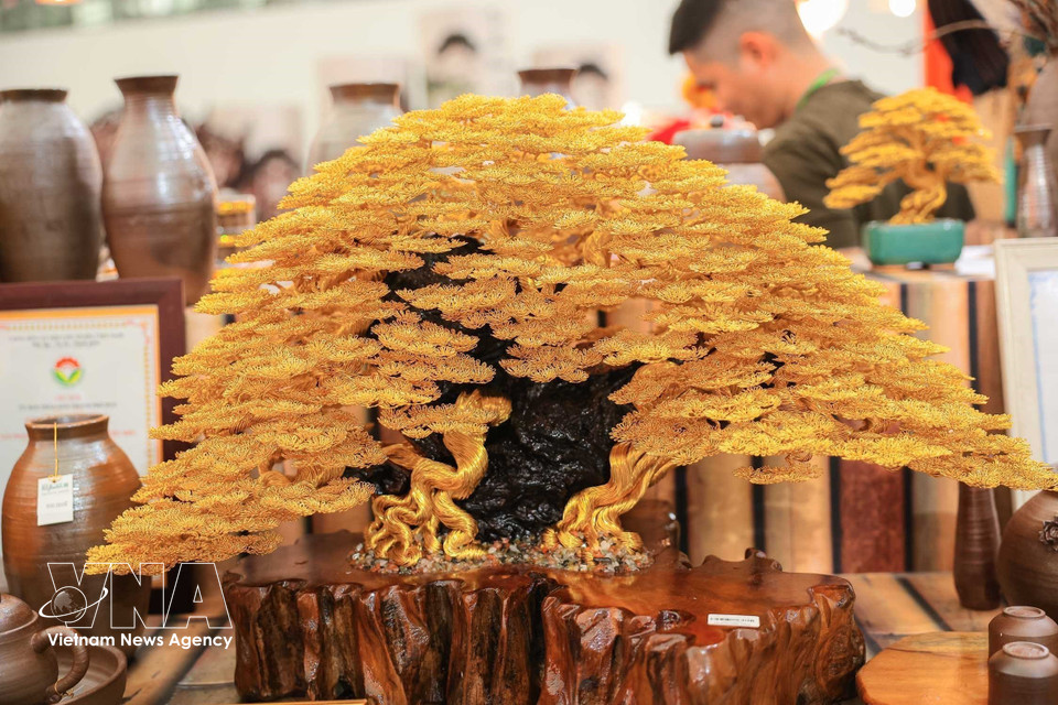 La obra ornamental “Rama de oro y hojas de jade”, elaborada por el artesano Tran Dien Dien. (Foto: VNA)
