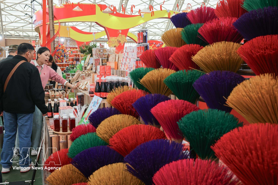 Un stand exhibe numerosos productos artesanales tradicionales y reconocidos de los oficios de elaboración de inciensos de Hue. (Foto: VNA)