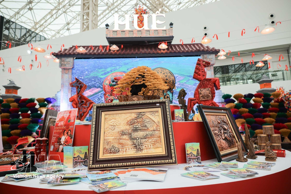Los productos artesanales tradicionales y refinados se presentan en la feria. (Foto: VNA)