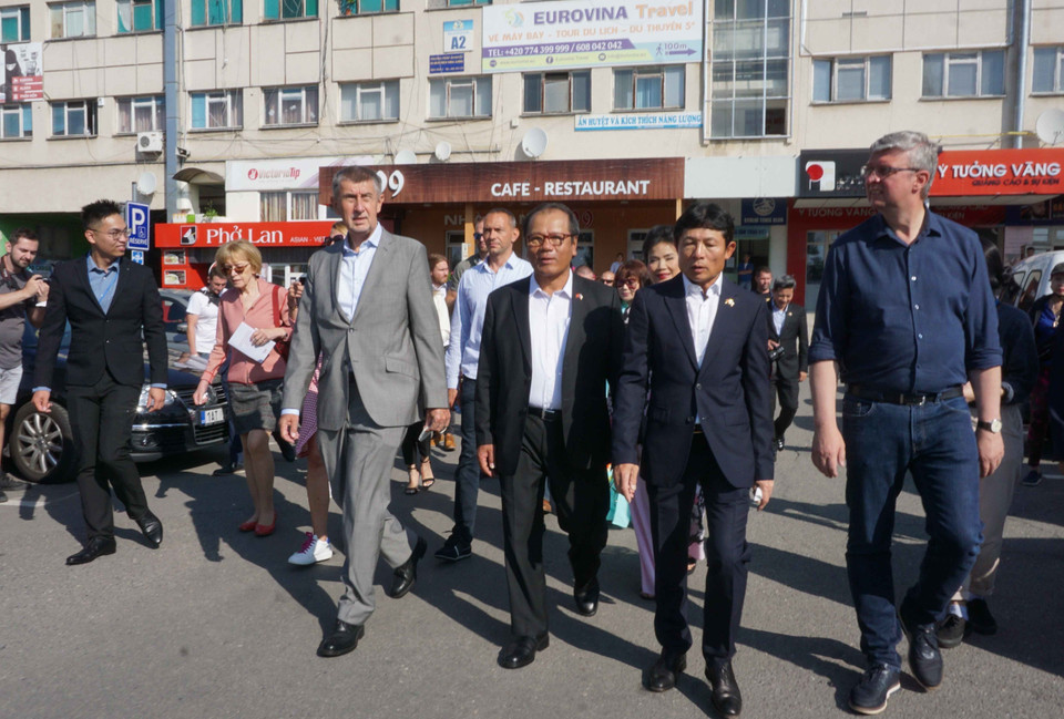 El primer ministro checo Andrej Babiš se reunió con representantes de la comunidad vietnamita que trabaja y vive en la República Checa (Praga, 14 de septiembre de 2021). (Foto: VNA)