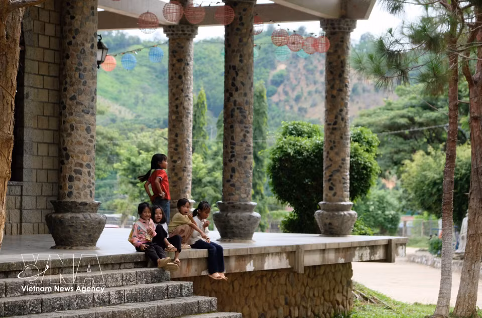 La iglesia de Da Tong permanece abierta al público y ofrece un amplio espacio verde para que los habitantes locales, especialmente los niños, disfruten de actividades recreativas durante el verano. (Foto: VNA)