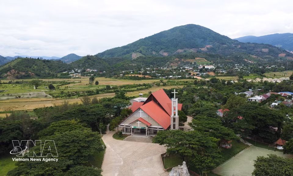 La iglesia de Da Tong resalta en un entorno natural de montañas y bosques en la remota zona de Dam Rong, provincia de Lam Dong. (Foto: VNA)