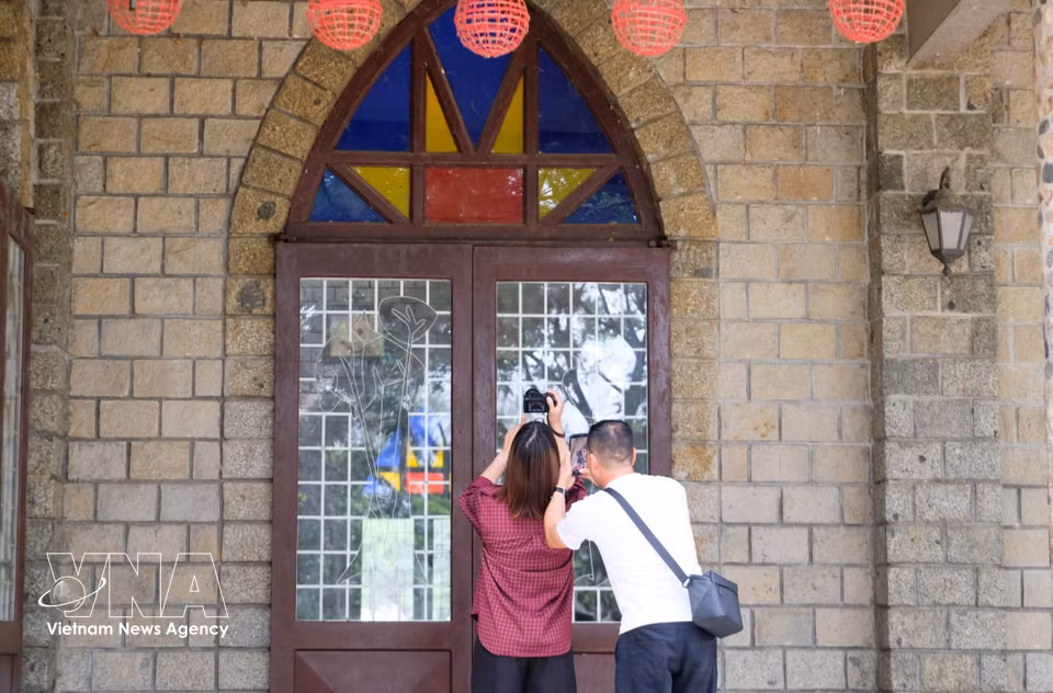 Visitantes recorren la iglesia de Da Tong para conocer su arquitectura y los valores culturales que representa. (Foto: VNA)