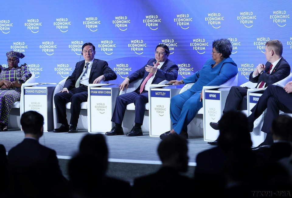 El primer ministro Pham Minh Chinh compartió las experiencias y lecciones de Vietnam en el proceso de lucha contra la pandemia, la recuperación y el fortalecimiento del desarrollo económico en la sesión de debates "Enfrentando vientos en contra: Reiniciar el crecimiento en medio de la fragilidad", en el Foro Económico Mundial (FEM), en la ciudad china de Tianjin, el 27 de junio de 2023. (Foto: VNA)