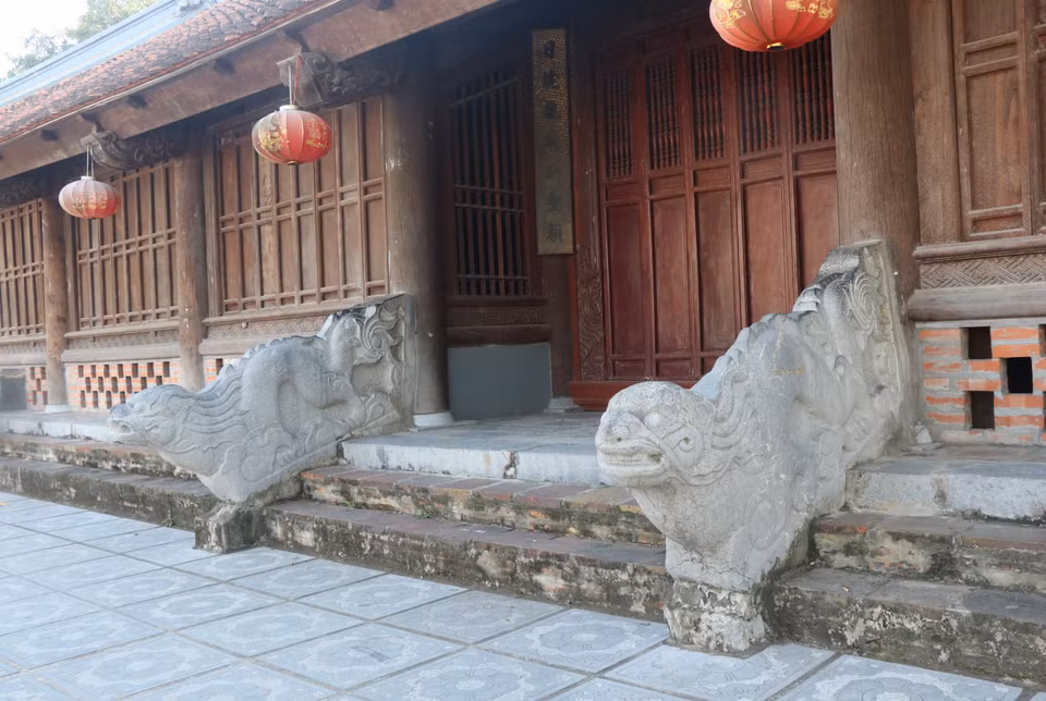 La casa comunal aún conserva los animales sagrados de piedra finamente tallados. (Foto: VNA)