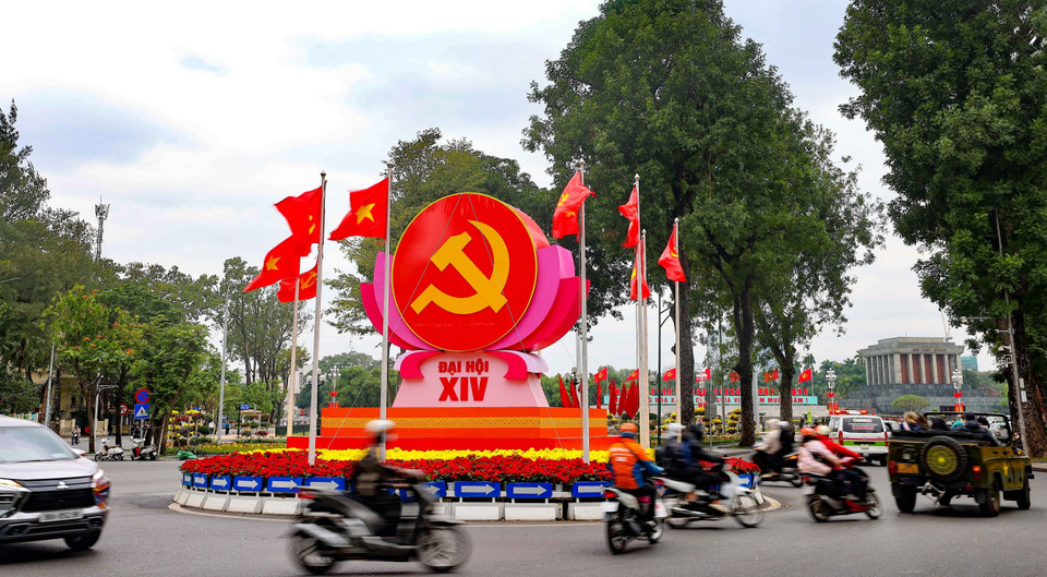 Los símbolos de la hoz y el martillo y las banderas nacionales se colocan alrededor del Mausoleo de Ho Chi Minh para dar la bienvenida al XIV Congreso Nacional. (Fuente: VNA)