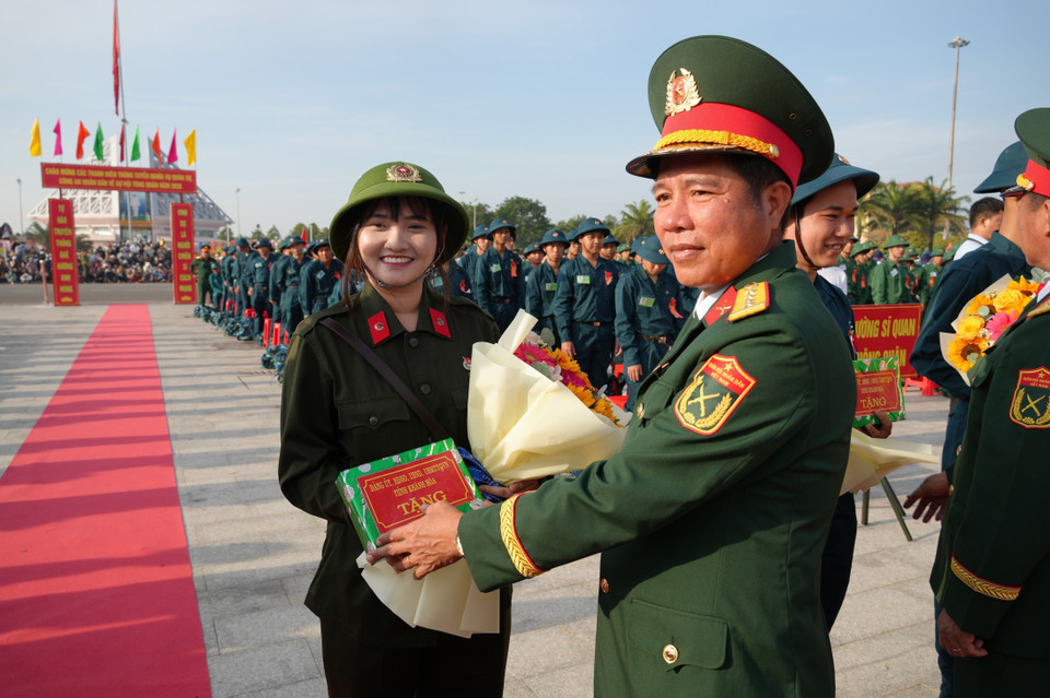 Entrega de regalos a los soldados jóvenes de la provincia de Khanh Hoa (Foto: VNA)