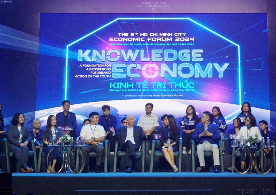 Klaus Schwab, fundador y presidente ejecutivo del Foro Económico Mundial (FEM), sostuvo un intercambio con los ciudadanos más destacados de Ciudad Ho Chi Minh bajo el tema “Economía intelectual - La base para un futuro próspero y acciones de los jóvenes”, octubre de 2024. (Foto: VNA)