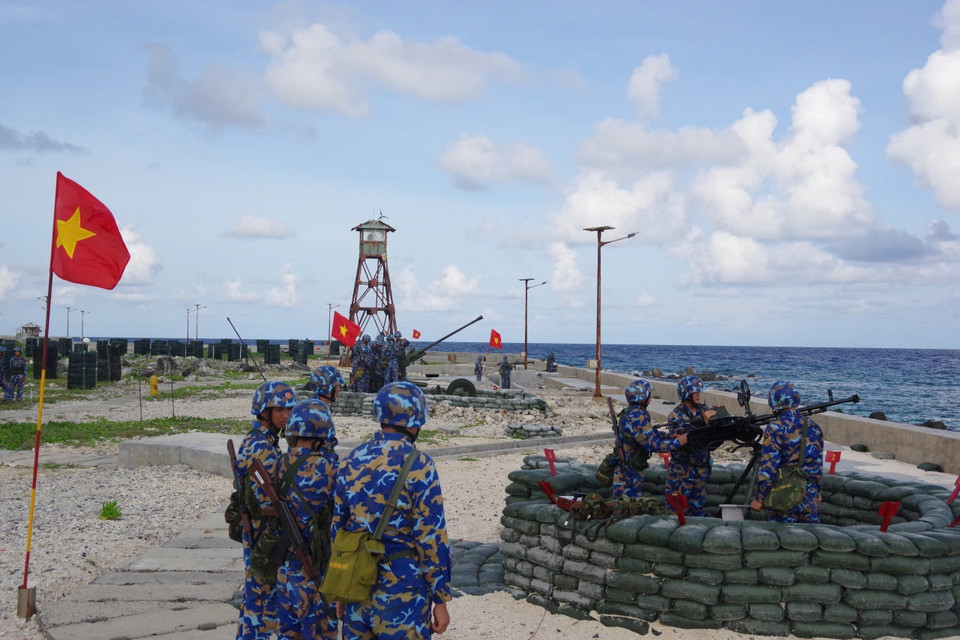 4. Los oficiales y soldados del Comando de la Región 4 de la Marina de Vietnam realizan su tarea de protección del mar y las islas de la Patria. (Foto: VNA)