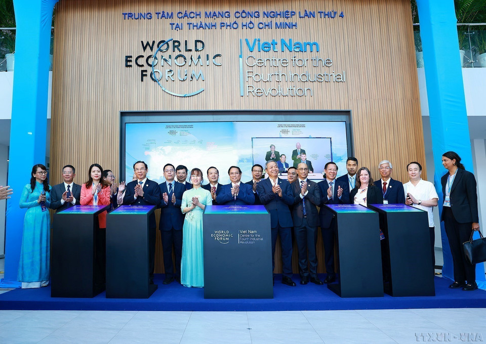 En la mañana del 25 de septiembre de 2024, el primer ministro Pham Minh Chinh participó en la ceremonia de inauguración del Centro de la Cuarta Revolución Industrial (C4IR) en Ciudad Ho Chi Minh. C4IR fue el resultado de la cooperación entre el gobierno de Vietnam y el Foro Económico Mundial (FEM) en el período 2023-2026. El centro es el segundo de la red de 19 C4IR del FEM en el mundo. (Foto: VNA)