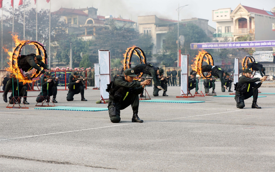 Entrenamiento de tiro combinado con desplazamiento táctico y prácticas de técnicas de asalto a edificaciones, organizado de manera rigurosa, garantizando la seguridad, la precisión y la adecuación a los requerimientos prácticos de la misión. (Foto: VNA)