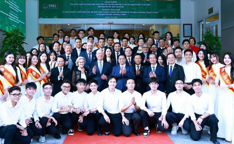 El primer ministro Pham Minh Chinh y Klaus Schwab, fundador y presidente ejecutivo del FEM, sostuvieron un intercambio con estudiantes vietnamitas, bajo el tema “Posicionar a Vietnam en la era inteligente - Visión de la joven generación” en Hanoi, el 7 de octubre de 2024 (Foto: VNA)