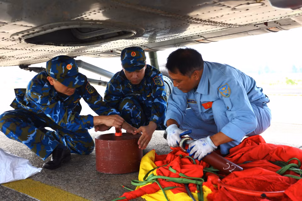 Preparativos para las prácticas en el Aeropuerto de Bien Hoa. (Foto: VNA)