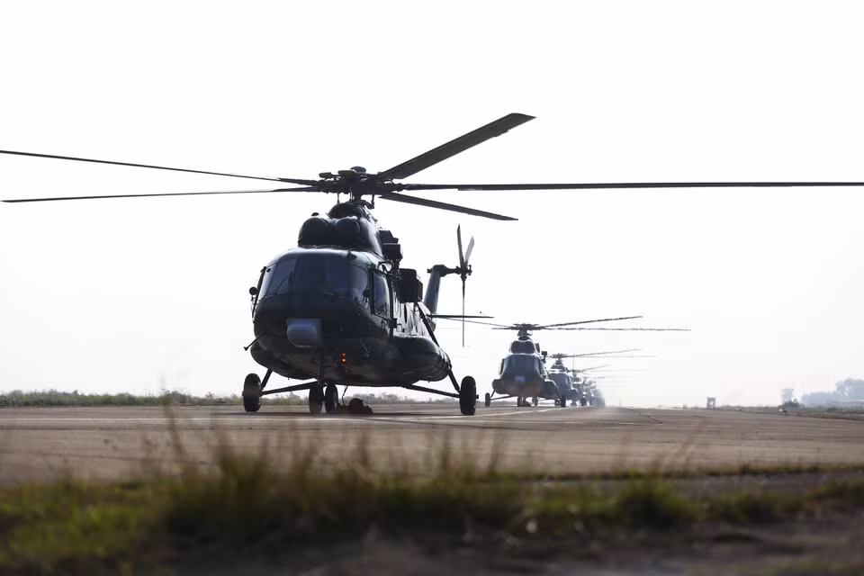 El escuadrón, compuesto por 10 aeronaves, se prepara desde muy temprano para las maniobras con las banderas nacionales y del Partido Comunista de Vietnam. (Foto: VNA)