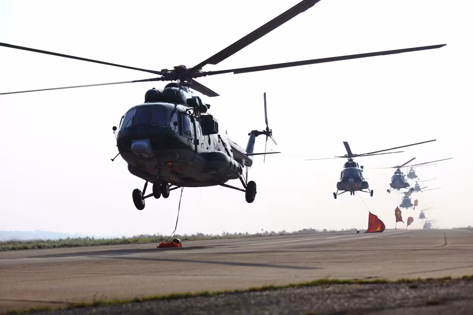 Los 10 helicópteros de la Fuerza Aérea de Vietnam se despliegan juntos para las prácticas. (Foto: VNA)