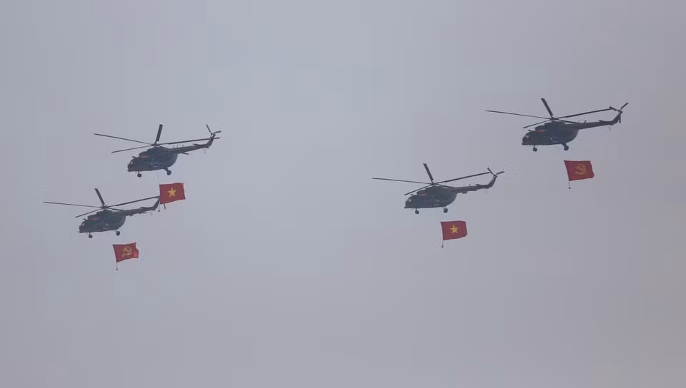 Los helicópteros despegan en formación 3-4-3, ondeando las banderas en el cielo. (Foto: VNA)