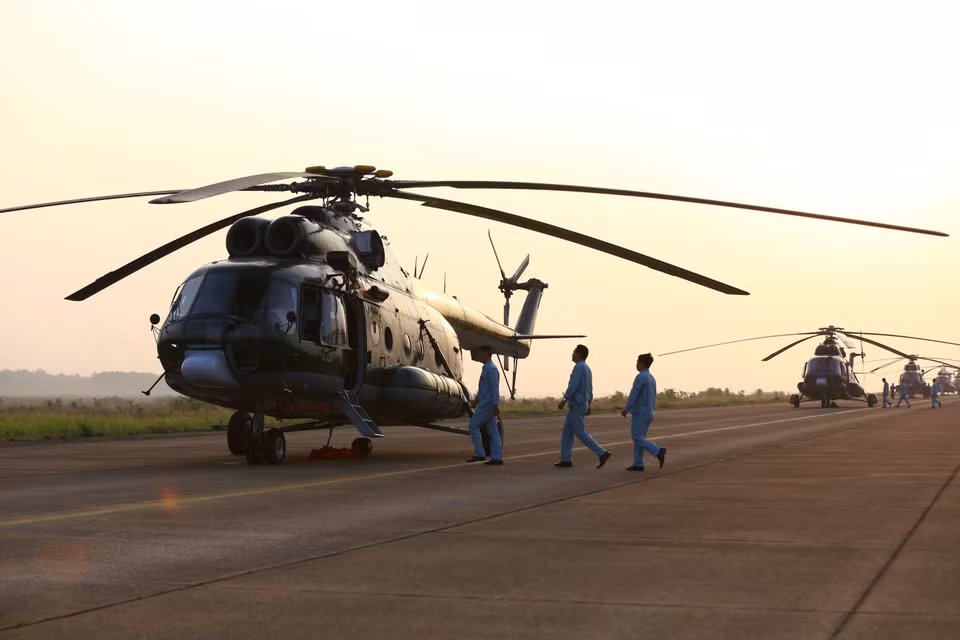 Los pilotos suben a los helicópteros, listos para las prácticas. (Foto: VNA)