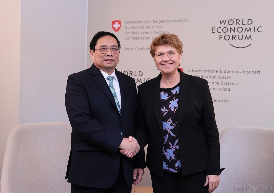 El primer ministro Pham Minh Chinh se reunió con la presidenta suiza, Viola Amherd, en ocasión de su participación en la 54 Reunión Anual del FEM en Davos, Suiza, el 17 de enero de 2024. (Foto: VNA)