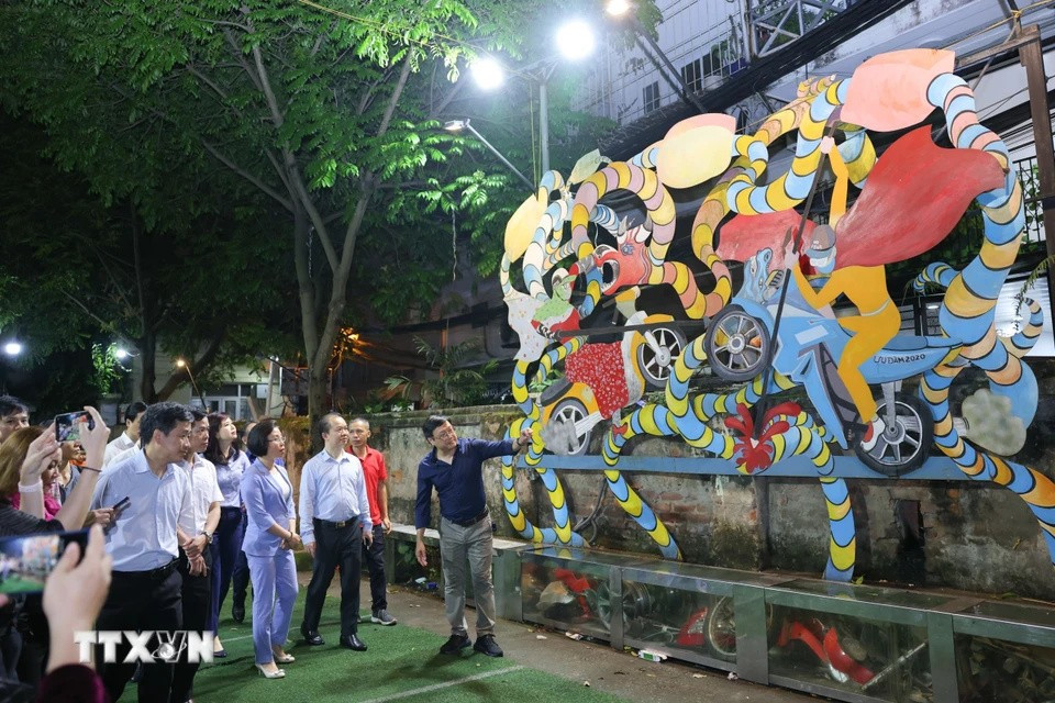 5. Hanoi considera el turismo como una industria económica clave y está poniendo énfasis en la renovación tanto en contenido como en forma para atraer a los turistas. (Foto: VNA)
