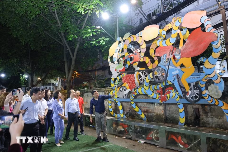 5. Hanoi considera el turismo como una industria económica clave y está poniendo énfasis en la renovación tanto en contenido como en forma para atraer a los turistas. (Foto: VNA)