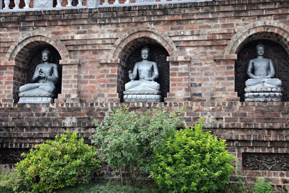 6. Las grandes estatuas dispuestas en el exterior del edificio Tam Bao. (Foto: VNA)