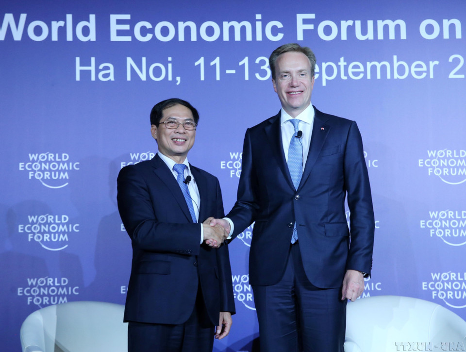El viceministro de Relaciones Exteriores de Vietnam, Bui Thanh Son, quien también fue jefe de la Junta de Organización de FEM -ASEAN 2018 y Borge Brende, presidente del FEM, copresidieron una rueda de prensa para presentar las pormenores de esa reunión en Hanoi en septiembre de 2018. (Foto: VNA)
