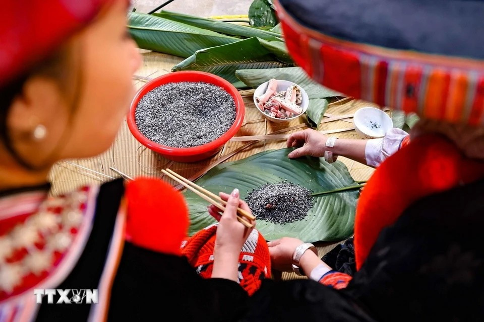 La elaboración de banh chung en las familias de Dao rojo es responsabilidad de las mujeres, quienes aprovechan la ocasión para enseñar esta habilidad a las jóvenes. (Foto: VNA)