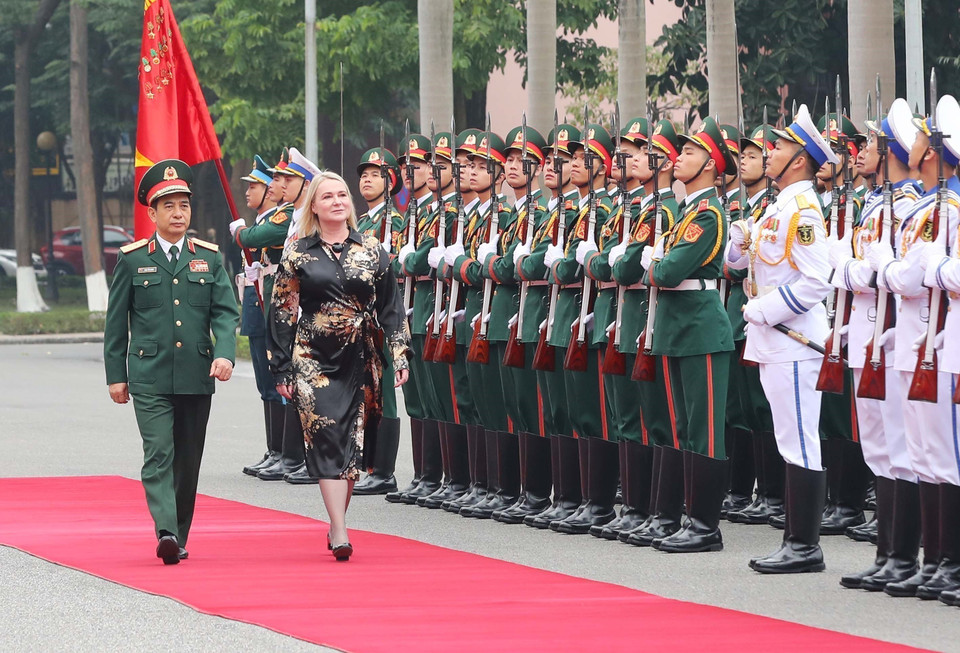 El ministro de Defensa de Vietnam, Phan Van Giang, presidió la recepción a su homóloga checa Jana Cernochova, quien realizó una visita oficial a Vietnam y participó en la Exposición Internacional de Defensa 2022. (Foto: VNA)