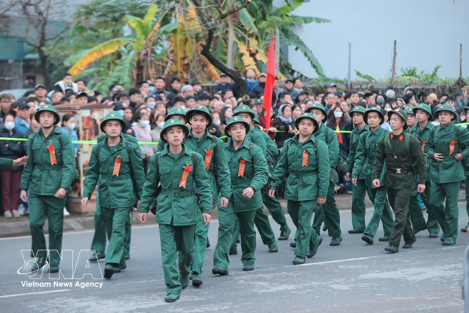 Los nuevos soldados participan en la ceremonia de reclutamiento en la zona de recepción 06: Comando de PTkV4 Gia Lam, Hanoi. (Foto: VNA)