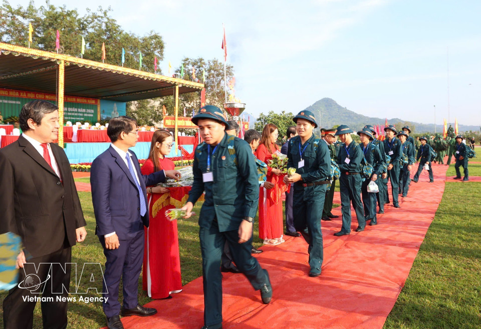 Jóvenes de la provincia de Khanh Hoa en la ceremonia de reclutamiento 2026 (Foto: VNA)