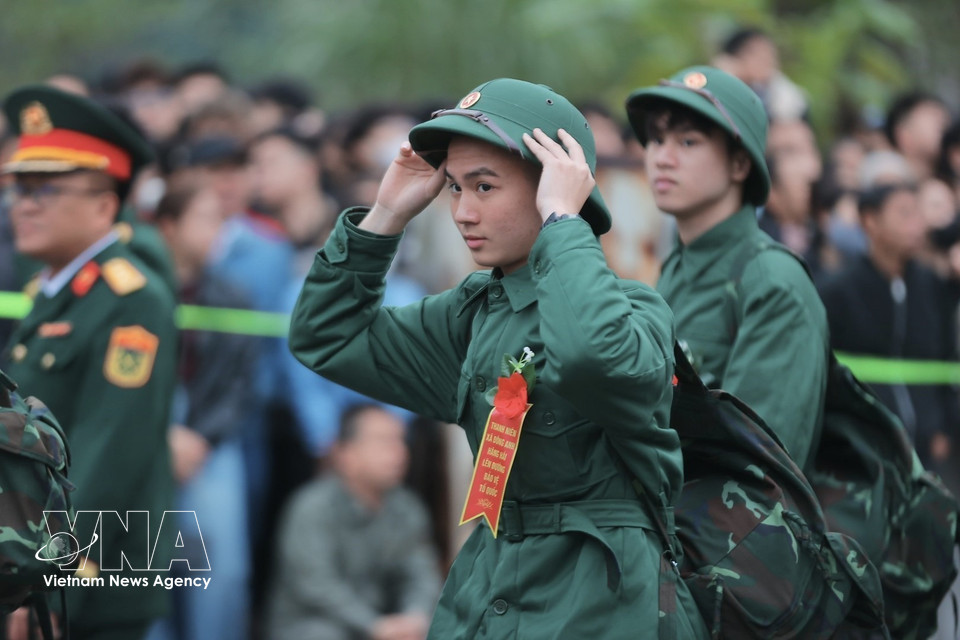 Los nuevos soldados participan en la ceremonia de reclutamiento en la zona de recepción 06: Comando de PTkV4 Gia Lam, Hanoi. (Foto: VNA)