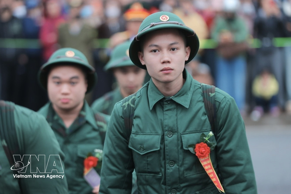 Los nuevos soldados participan en la ceremonia de reclutamiento en la zona de recepción 06: Comando de PTkV4 Gia Lam, Hanoi. (Foto: VNA)