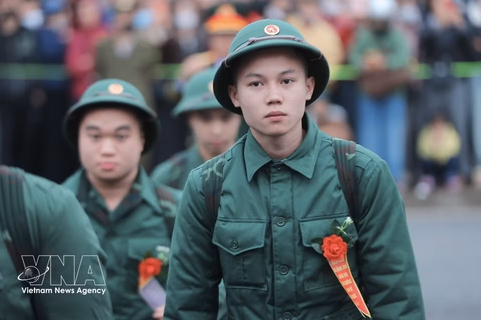 Los nuevos soldados participan en la ceremonia de reclutamiento en la zona de recepción 06: Comando de PTkV4 Gia Lam, Hanoi. (Foto: VNA)