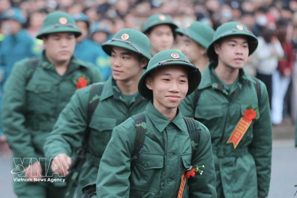 Los nuevos soldados participan en la ceremonia de reclutamiento en la zona de recepción 06: Comando de PTkV4 Gia Lam, Hanoi. (Foto: VNA)