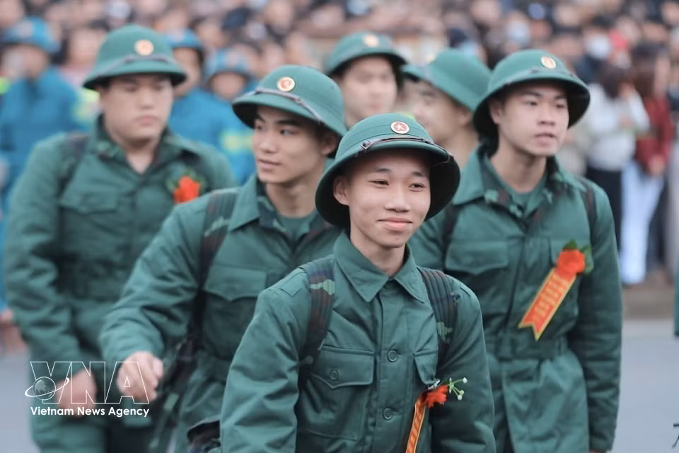 Los nuevos soldados participan en la ceremonia de reclutamiento en la zona de recepción 06: Comando de PTkV4 Gia Lam, Hanoi. (Foto: VNA)
