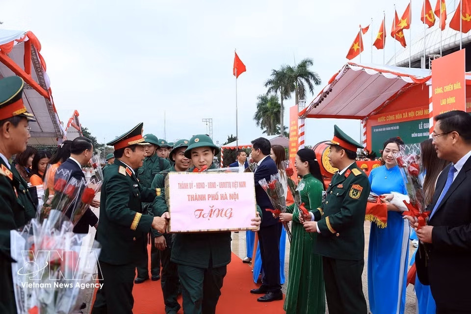 Los líderes de la ciudad de Hanoi animan a los nuevos soldados. (Foto: VNA)