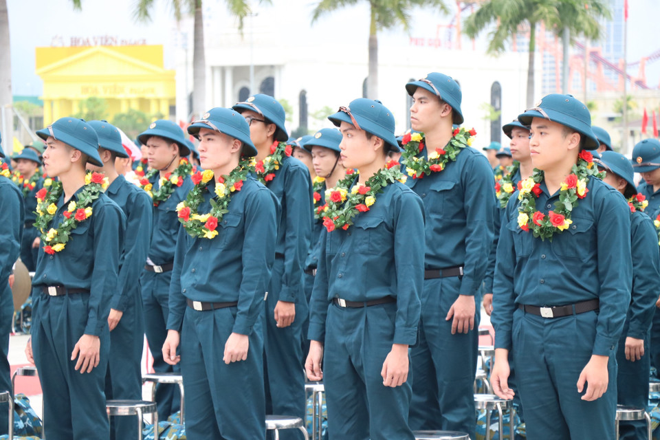 Los jóvenes de Da Nang se incorporan con entusiasmo al servicio militar en la ceremonia de alistamiento 2026. (Foto: VNA)