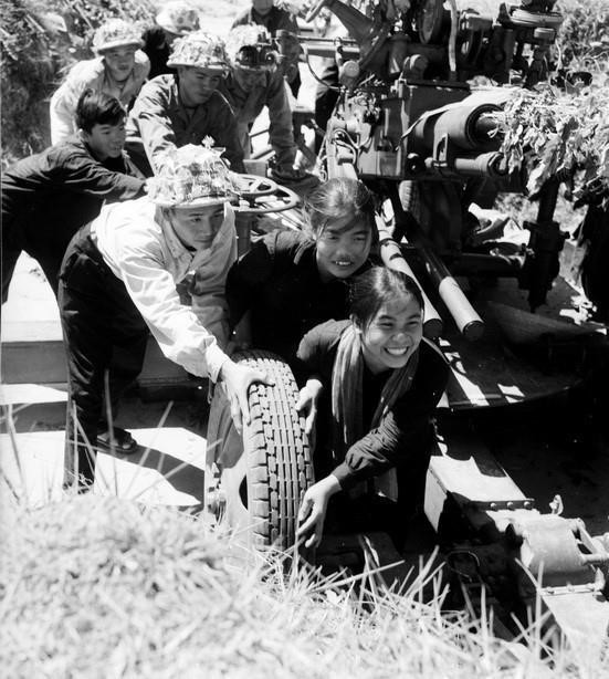 5. Entre 1955 y 1975, el Partido lideró la construcción del socialismo en el norte y la lucha por la reunificación del país en el sur, logrando importantes victorias. En la foto: Jóvenes de la comuna de Dong Phu en la provincia de Quang Binh ayudan al ejército a trasladar cañones al campo de batalla en 1965. (Foto: VNA)