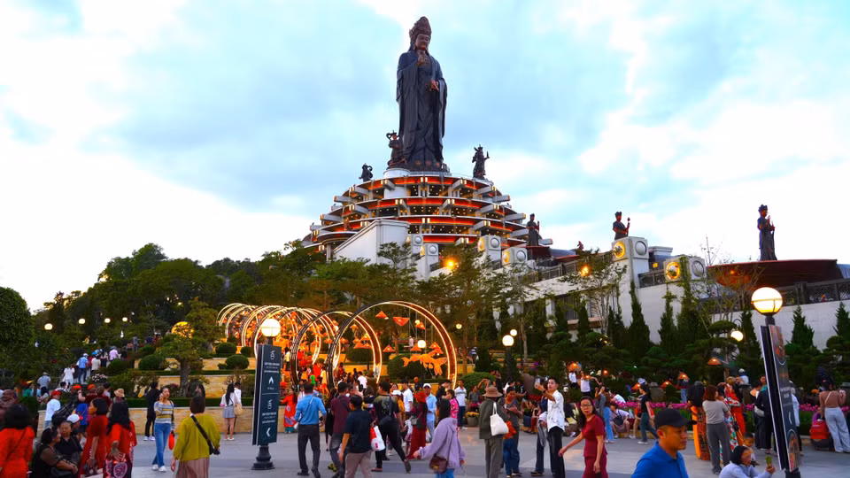 Con la continua mejora del paisaje y la renovación de sus productos turísticos, el Área Turística Nacional de la montaña Ba Den se ha convertido en un destino cultural que atrae a visitantes nacionales e internacionales. (Foto: VNA)