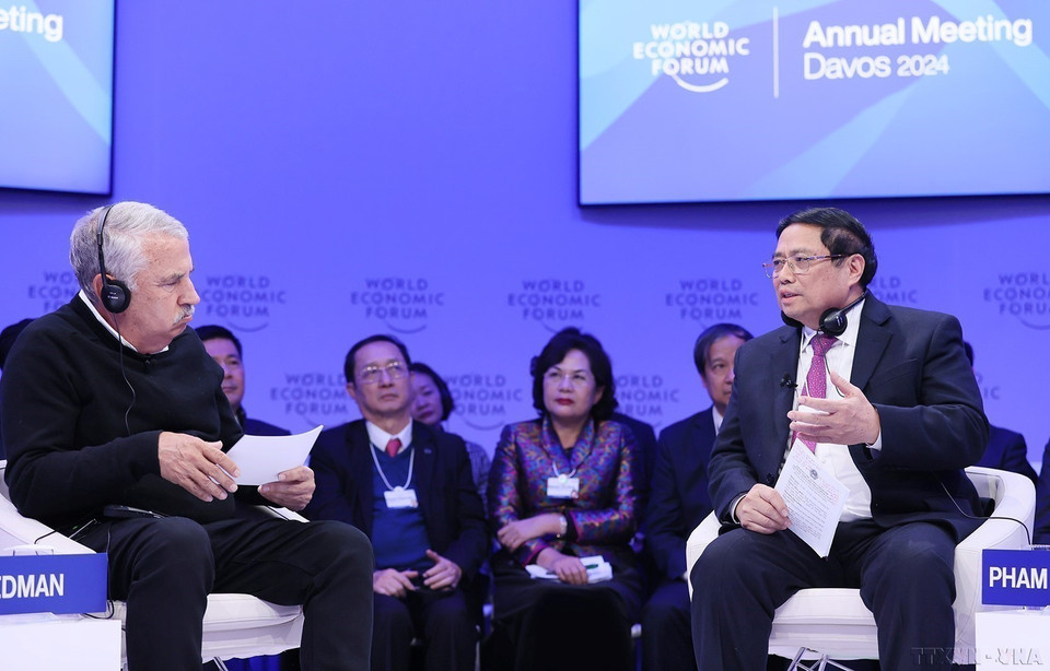 El primer ministro Pham Minh Chinh, como principal orador del Diálogo de Políticas “Vietnam: Orientación de visión global”, pronunció un discurso al participar en la Reunión FEM en Davos, Suiza, el 16 de enero de 2024. (Foto: VNA)