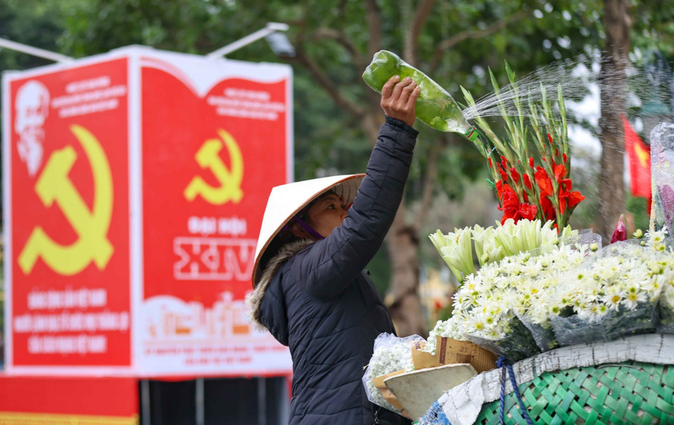 Pancartas para dar la bienvenida al XIV Congreso Nacional frente a la sede del Comité Popular de la ciudad de Hanoi. (Fuente: VNA)