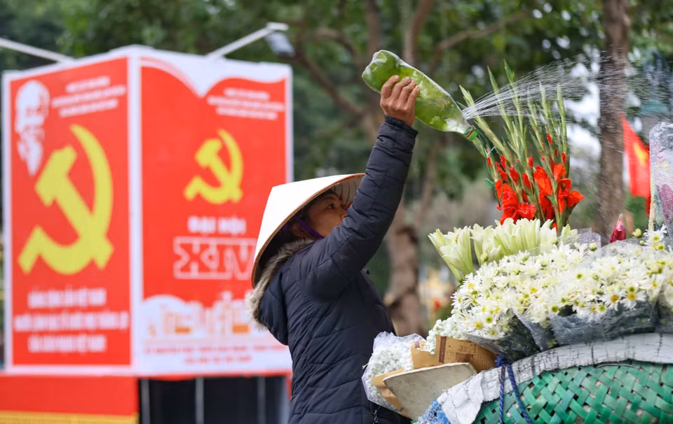 Pancartas para dar la bienvenida al XIV Congreso Nacional frente a la sede del Comité Popular de la ciudad de Hanoi. (Fuente: VNA)
