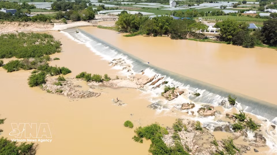 La presa Nha Trinh (comuna de My Son) fue construida en una zona de corriente estable para aumentar su capacidad de resistencia frente a las crecidas, lo que constituye una prueba de la experiencia hidráulica del antiguo pueblo cham. (Foto: VNA)