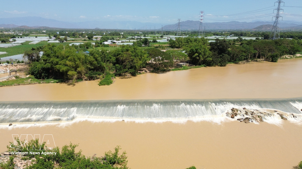 La presa Nha Trinh, construida sobre el río Cai Phan Rang (en la comuna de My Son, provincia de Khanh Hoa), es una obra hidráulica singular que refleja el ingenioso principio de “llevar el agua a los campos”. (Foto: VNA)