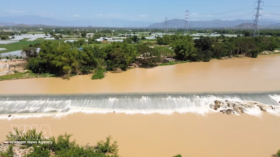 La presa Nha Trinh, construida sobre el río Cai Phan Rang (en la comuna de My Son, provincia de Khanh Hoa), es una obra hidráulica singular que refleja el ingenioso principio de “llevar el agua a los campos”. (Foto: VNA)